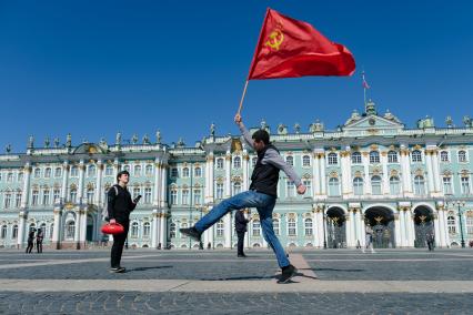 Санкт-Петербург. Мужчина с флагом на Дворцовой площади во время празднования Дня Победы.