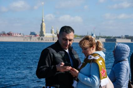 Санкт-Петербург. Люди на набережной в Санкт-Петербурге во время празднования Дня Победы.