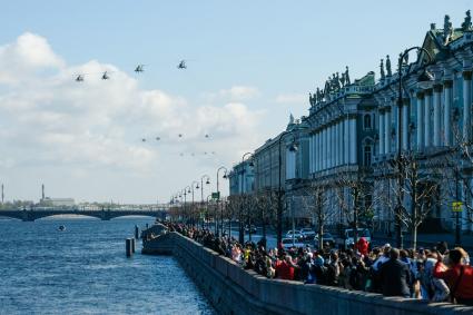 Санкт-Петербург. Люди на набережной в Санкт-Петербурге во время празднования Дня Победы.