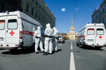 Санкт-Петербург. Машины скорой помощи на улице города.