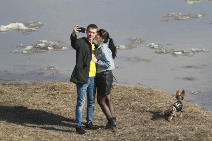 Барнаул. Молодая пара делает сефи на фоне реки Обь.