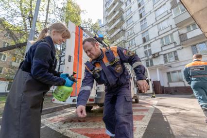 Москва. Обработка антисептиком после  окончания работы отряда `СпасРезерва`.