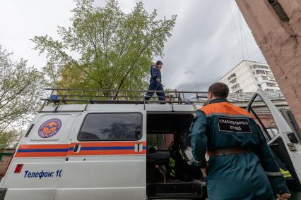 Москва. Сотрудники отряда `СпасРезерва` прибыли на вызов.