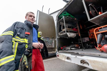 Москва. Старший смены отряда `СпасРезерва` Роман Черниченко  показывает  спасательное оборудование в служебном авто.