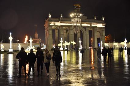 Москва. Новогодняя иллюминация у главного входа ВДНХ.