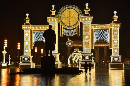 Москва. Новогодняя иллюминация на Центральной аллее ВДНХ.