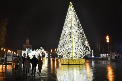 Москва. Новогодняя иллюминация на Центральной аллее ВДНХ.