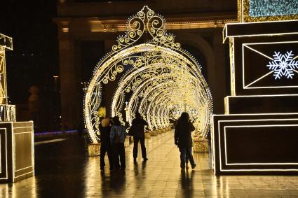 Москва. Новогодняя иллюминация на Центральной аллее ВДНХ.