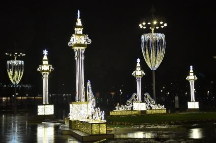 Москва. Новогодняя иллюминация на аллее ВДНХ.