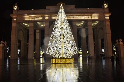 Москва. Новогодняя иллюминация на ВДНХ у главного входа.