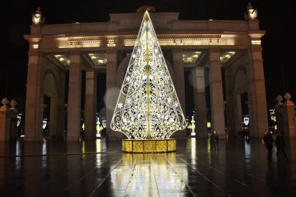 Москва. Новогодняя иллюминация на  ВДНХ у главного входа.