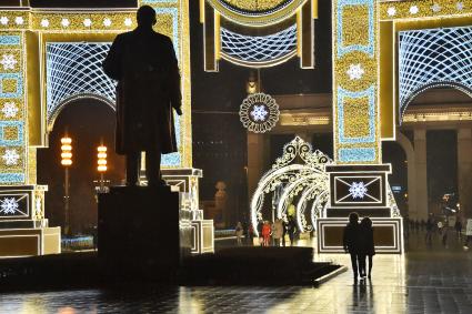 Москва. Новогодняя иллюминация на Центральной аллее ВДНХ.