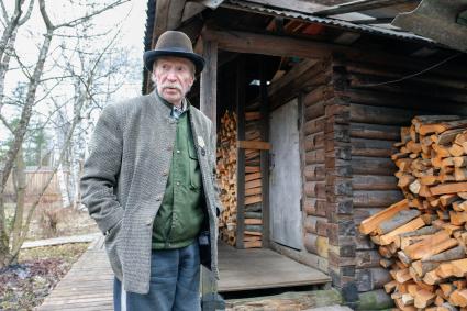 Ленинградская область. д.Керро. Актер Иван Краско на своей даче.