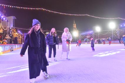 Москва. Посетители во время открытия 15-го сезона ГУМ-катка на Красной площади.