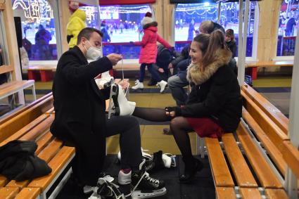 Москва. Молодые люди в раздевалке ГУМ-катка на Красной площади.