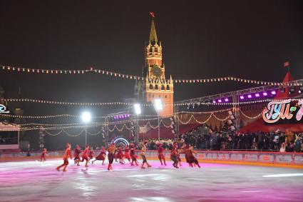 Москва.  Артисты  во время открытия 15-го сезона ГУМ-катка на Красной площади.