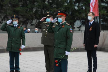 Иркутск.  Военнослужащие возлагают цветы к мемориалу`Вечный огонь` во время Празднования Дня Победы.