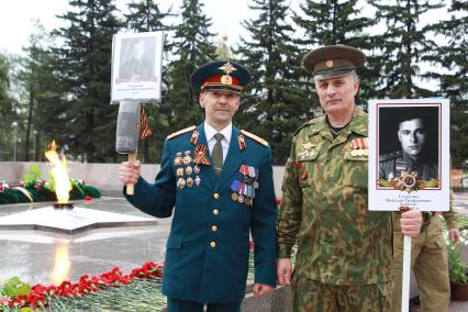 Иркутск.  Военнослужащие у мемориала`Вечный огонь` во время Празднования Дня Победы.