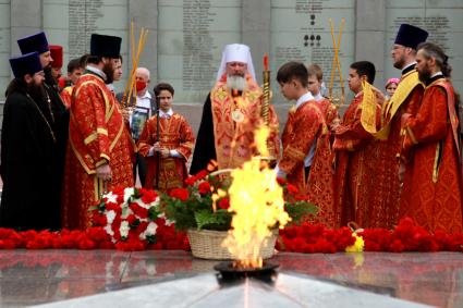 Иркутск. Священнослужители у мемориала `Вечный огонь` во время празднования Дня Победы .