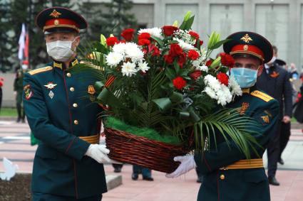 Иркутск.  Солдаты роты почетного караула возлагают цветы к мемориалу`Вечный огонь`.