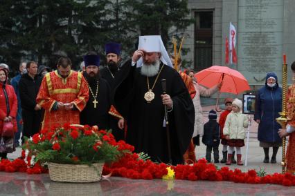 Иркутск. Священнослужители у мемориала `Вечный огонь` во время празднования Дня Победы .