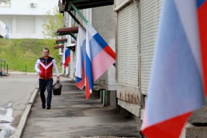 Иркутск. Российские  флаги на улице во время празднования Дня Победы .