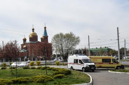 Краснодар. Врачи Скорой помощи объезжают улицы и призывают жителей по громкоговорителю оставаться дома на время карантина.