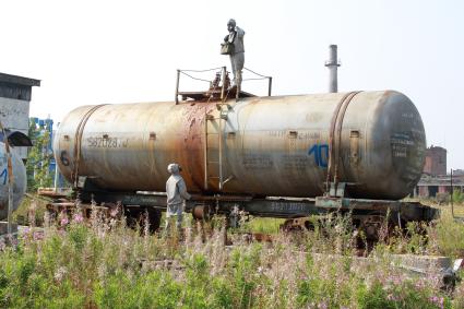 г.Усолье-Сибирское. Военнослужащие войск радиационной, химической и биологической защиты (РХБЗ) РФ берут пробы из емкости с токсичными отходами на территории закрытого предприятия `Усольехимпром`.