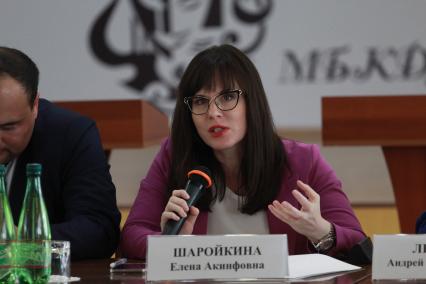 г.Усолье-Сибирское. Глава Комиссии по экологии и окружающей среде Общественной Палаты РФ Елена Шаройкина во время совещания.