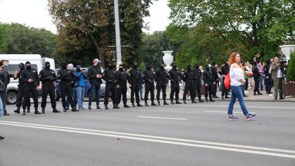 Минск. Сотрудники правоохранительных органов и сторонница оппозиции во время женской акции протеста. Со дня выборов президента Белоруссии 9 августа в стране прошли митинги несогласных с результатами голосования.