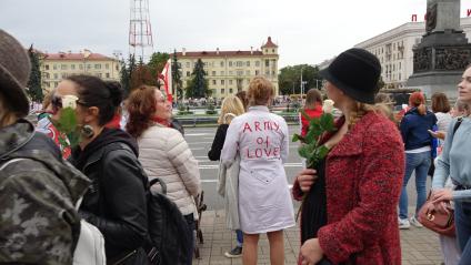 Минск. Сторонница оппозиции в белом халате с надписью `Army of love`  во время женской акции протеста. Со дня выборов президента Белоруссии 9 августа в стране прошли митинги несогласных с результатами голосования.