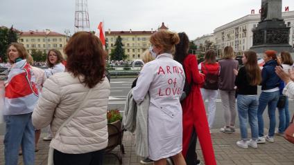 Минск. Сторонница оппозиции в белом халате с надписью `Army of love` во время женской акции протеста. Со дня выборов президента Белоруссии 9 августа в стране прошли митинги несогласных с результатами голосования.