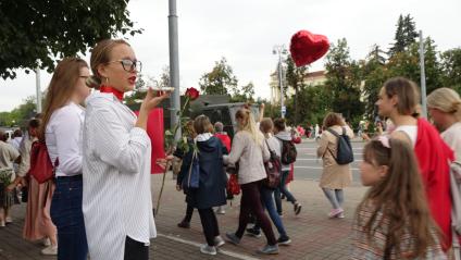 Минск. Сторонницы оппозиции во время женской акции протеста. Со дня выборов президента Белоруссии 9 августа в стране прошли митинги несогласных с результатами голосования.