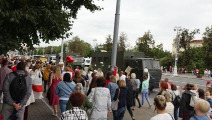 Минск. Сторонницы оппозиции во время женской акции протеста. Со дня выборов президента Белоруссии 9 августа в стране прошли митинги несогласных с результатами голосования.