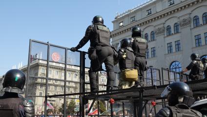 Минск. Сотрудники правоохранительных органов во время акции протеста. Со дня выборов президента Белоруссии 9 августа в стране прошли митинги несогласных с результатами голосования.