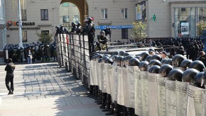 Минск. Сотрудники правоохранительных органов во время акции протеста. Со дня выборов президента Белоруссии 9 августа в стране прошли митинги несогласных с результатами голосования.