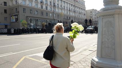 Минск. Сторонница оппозиции держит цветы во время акции протеста. Со дня выборов президента Белоруссии 9 августа в стране прошли митинги несогласных с результатами голосования.