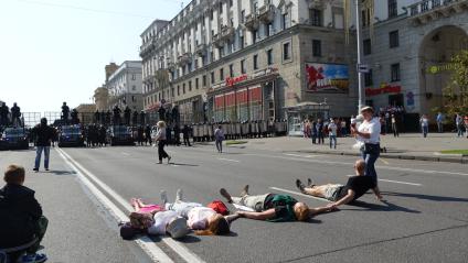 Минск. Сторонники оппозиции лежат на дороге во время акции протеста. Со дня выборов президента Белоруссии 9 августа в стране прошли митинги несогласных с результатами голосования.