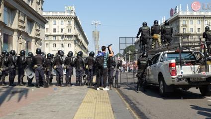 Минск. Сотрудники правоохранительных органов во время акции протеста. Со дня выборов президента Белоруссии 9 августа в стране прошли митинги несогласных с результатами голосования.