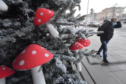 Москва.  Новогодняя елка, украшенная игрушками в виде мухоморов на Пушкинской площади.