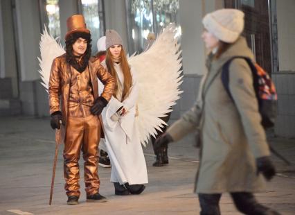 Москва. Аниматоры в костюмах на улице города.