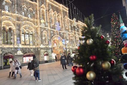 Москва.   Новогоднее  украшение Никольской улицы.