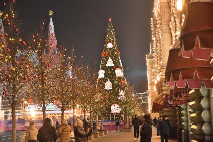 Москва.   Новогоднее  украшение  Красной площади.