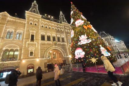 Москва.   Новогоднее  украшение  Красной площади.