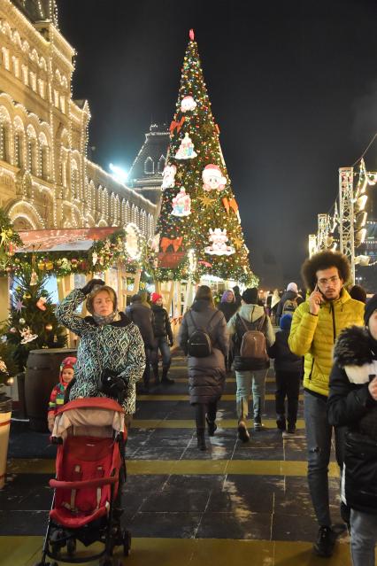 Москва.   Новогоднее  украшение  Красной площади.