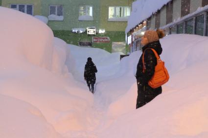 Норильск. Во время снегопада на одной из улиц города.