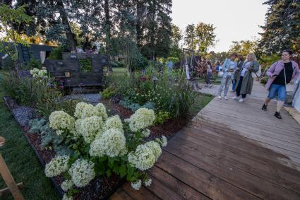 Москва. Арт-объект `Пограничье` на ежегодном международном фестивале `Сады и люди` в ландшафтном парке ВДНХ.