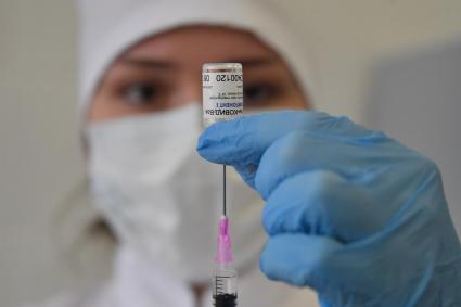 Москва. Медсестра набирает в шприц вакцину от коронавирусной инфекции `Гам-Ковид-Вак`в прививочном пункте больницы № 62.