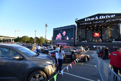 Москва.  Зрители  на концерте `Звезды Русского Радио` в рамках проекта Live & Drive, в СК `Лужники`.