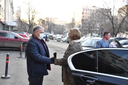 Москва. Руководитель Федеральной службы по надзору в сфере защиты прав потребителей и благополучия человека (Роспотребнадзор) Анна Попова  и корреспондент `Комсомольской правды` Александр Гамов  у здания ИД `Комсомольская правда`.